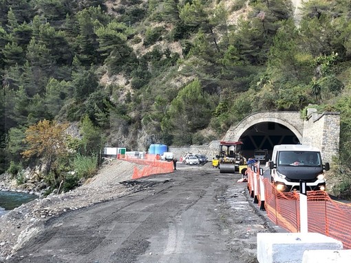 Iniziati i lavori per la costruzione della corsia crollata per la tempesta Alex sulla SS20 a Trucco: ecco la luce in fondo al tunnel (Foto) Iniziati i lavori per la costruzione della corsia crollata per la tempesta Alex sulla SS20 a Trucco: ecco la luce in fondo al tunnel (Foto)