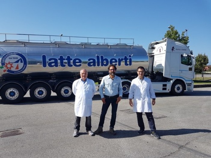 Alberto Alberti e Matteo Alberti, rispettivamente seconda e terza generazione dell’azienda casearia, insieme al conduttore Federico Quaranta