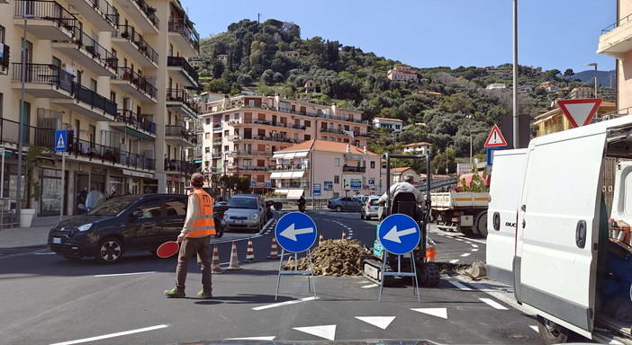Sanremo: guasto improvviso sul piazzale del Borgo, tubo rotto pochi giorni dopo il restyling da 500mila euro (Foto)