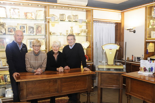 Ventimiglia: compie 50 anni la storica gioielleria-orologeria 'La Maison de l'or' di via Cavour Ventimiglia: compie 50 anni la storica gioielleria-orologeria 'La Maison de l'or' di via Cavour