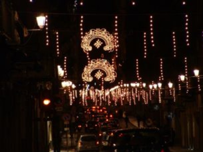 Diano Marina: le luminarie ci saranno, ma i commercianti le pagheranno con 100 euro a testa Diano Marina: le luminarie ci saranno, ma i commercianti le pagheranno con 100 euro a testa
