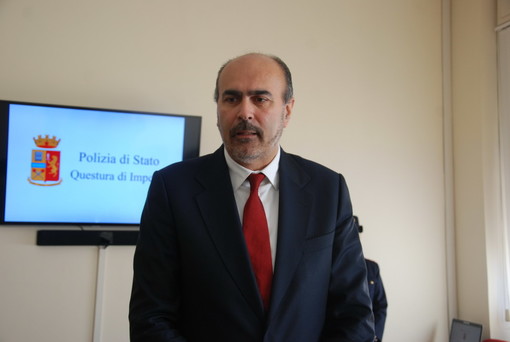 Imperia: ecco il nuovo Questore Leopoldo Laricchia: "Grazie alle segnalazioni dei cittadini sconfiggeremo la criminalità" Imperia: ecco il nuovo Questore Leopoldo Laricchia: "Grazie alle segnalazioni dei cittadini sconfiggeremo la criminalità"