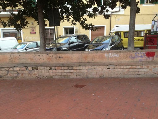 Imperia: bambina cade sul fondo sconnesso del parco a largo Ghiglia, i genitori chiedono i danni