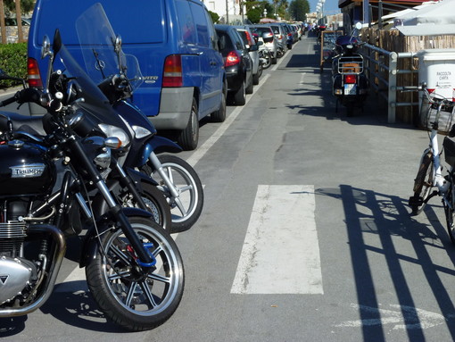 Bordighera: macchine che sfrecciano in passeggiata, un genitore “Mio figlio rischiato di essere travolto” Bordighera: macchine che sfrecciano in passeggiata, un genitore “Mio figlio rischiato di essere travolto”