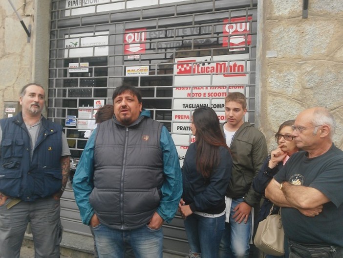 Imperia: concessionario di moto chiude all'improvviso scatenando l'ira dei clienti. Il titolare: "Sto male. Riaprirò il prima possibile" Imperia: concessionario di moto chiude all'improvviso scatenando l'ira dei clienti. Il titolare: "Sto male. Riaprirò il prima possibile"