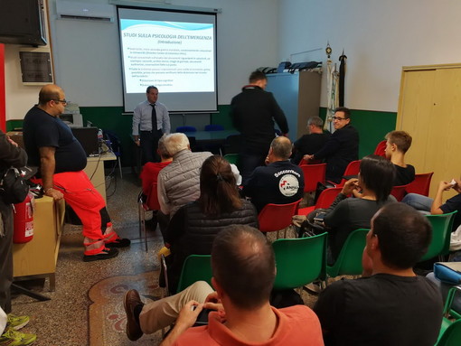 Imperia: grande successo ieri sera per la lezione di psicologia dedicata al personale della Croce Bianca Imperia: grande successo ieri sera per la lezione di psicologia dedicata al personale della Croce Bianca