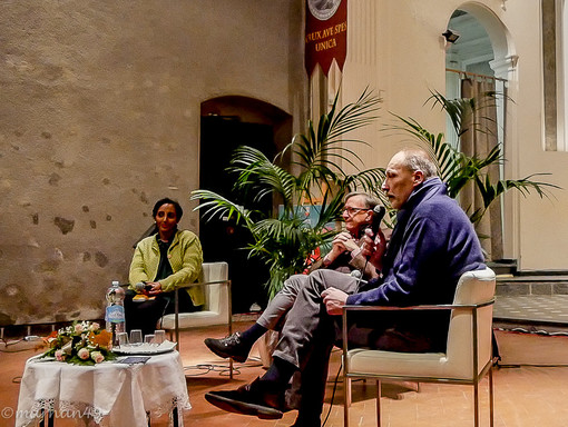Cervo in blu... d'Inchiostro', ecco le foto e il video del primo incontro letterario con Luca Borzani Cervo in blu... d'Inchiostro', ecco le foto e il video del primo incontro letterario con Luca Borzani