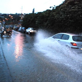 Sanremo: pioggia battente per tutto il giorno, allagato completamente il lungomare di Bussana Sanremo: pioggia battente per tutto il giorno, allagato completamente il lungomare di Bussana