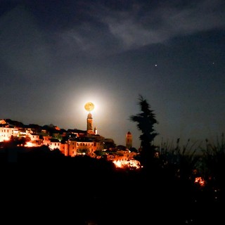 Cervo: le splendide foto della cosiddetta 'Luna Fragola' ieri sera nel Plenilunio ponentino