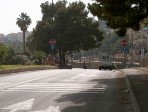 Imperia: investito da un'auto 'pirata' sul lungomare Vespucci, 40enne portato in ospedale Imperia: investito da un'auto 'pirata' sul lungomare Vespucci, 40enne portato in ospedale