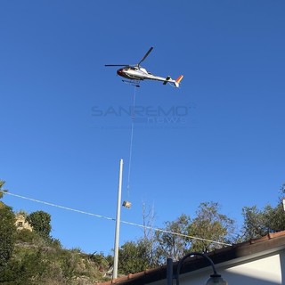 L'elicottero in azione a Bussana L'elicottero in azione a Bussana