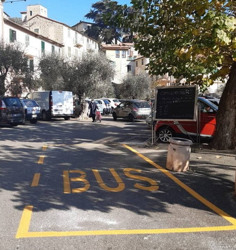 Vallebona: ricollocata la fermata del bus per facilitare i passeggeri e spostato il park delle moto (Foto)