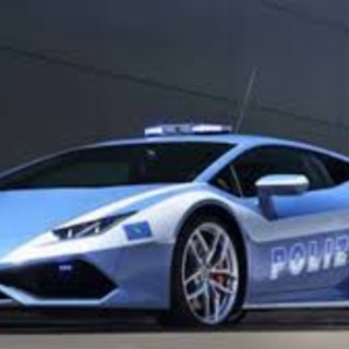 Imperia: la Lamborghini della Polizia di Stato alla Festa di San Giovanni Imperia: la Lamborghini della Polizia di Stato alla Festa di San Giovanni