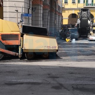 Imperia: in corso i lavori di rifacimento dell'asfalto in piazza Dante, qualche disagio al traffico (Foto)