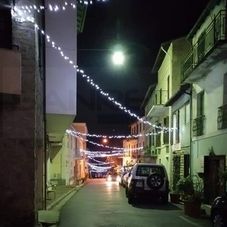 Bajardo: accese nel centro del paese dell'entroterra le luminarie installate per il fine anno (Foto) Bajardo: accese nel centro del paese dell'entroterra le luminarie installate per il fine anno (Foto)