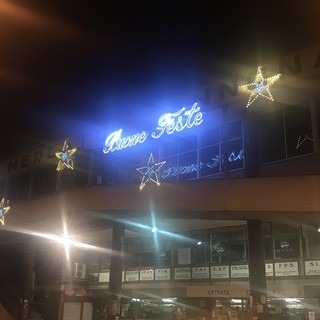 Sanremo: anche al Mercato Annonario si respira aria festa con le luminarie natalizia (Foto) Sanremo: anche al Mercato Annonario si respira aria festa con le luminarie natalizia (Foto)