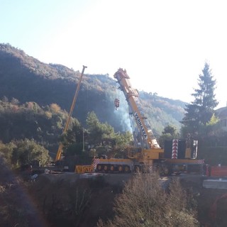 Rocchetta Nervina: si lavora senza sosta anche nei giorni festivi per montare il ponte che riaprirà la Sp 68