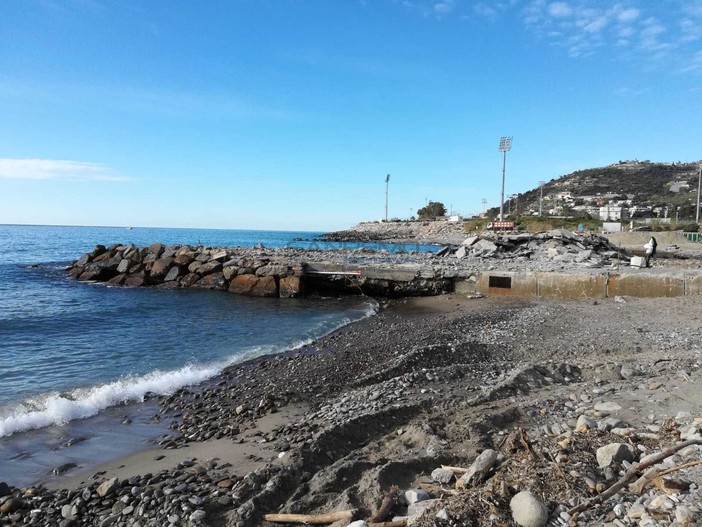 I lavori per la costruzione dei due nuovi moli I lavori per la costruzione dei due nuovi moli