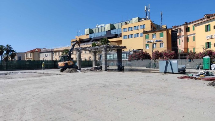 Sanremo: cade l’ultimo pezzo di cemento dal solettone di piazza Colombo Sanremo: cade l’ultimo pezzo di cemento dal solettone di piazza Colombo