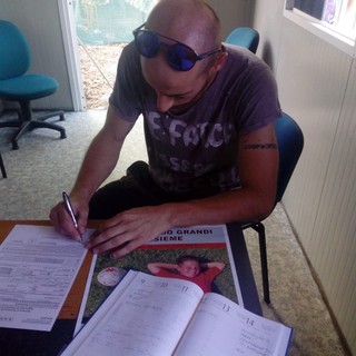 Fabio Labricciosa firma per l'Atletico Argentina