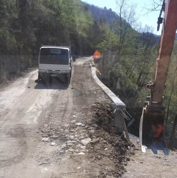 Anche durante il weekend pasquale la Provincia al lavoro: tra poco riapre la Sp 65 verso Melosa (Foto) Anche durante il weekend pasquale la Provincia al lavoro: tra poco riapre la Sp 65 verso Melosa (Foto)