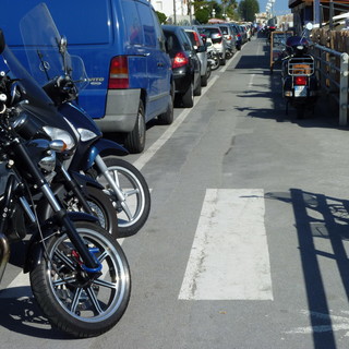 Bordighera: macchine che sfrecciano in passeggiata, un genitore “Mio figlio rischiato di essere travolto”