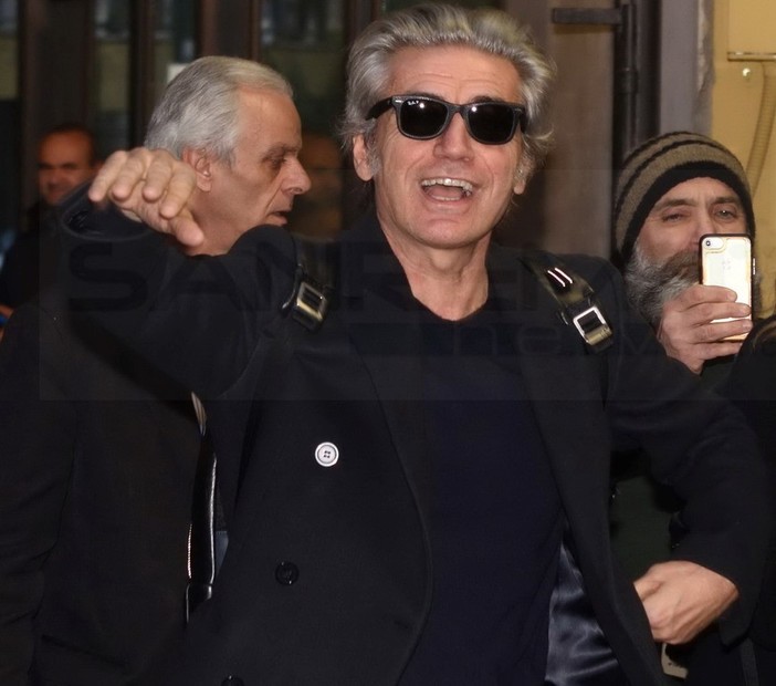 Ligabue con i fan all'esterno dell'Ariston Ligabue con i fan all'esterno dell'Ariston