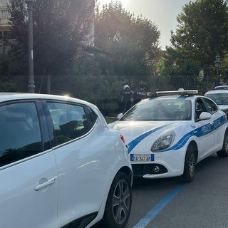 Ventimiglia: furiosa lite tra due extracomunitari sul lungomare, intervento della Polizia Municipale (Foto) Ventimiglia: furiosa lite tra due extracomunitari sul lungomare, intervento della Polizia Municipale (Foto)