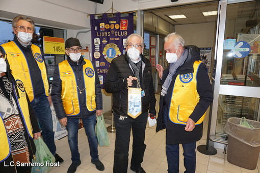 Lions Club Sanremo Host: raccolta alimentare per le parrocchie e per la popolazione Ucraina (Foto) Lions Club Sanremo Host: raccolta alimentare per le parrocchie e per la popolazione Ucraina (Foto)