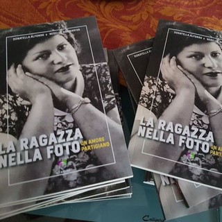 Donatella Alfonso e l'amore partigiano della ragazza nella foto, venerdì a Banchéro Caffè