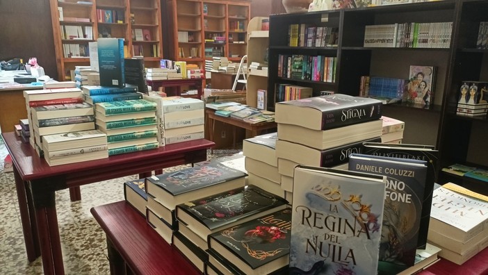 Bordighera, incendio distrugge libreria: Donatella ed Emanuela inaugurano la nuova sede temporanea (Foto) Bordighera, incendio distrugge libreria: Donatella ed Emanuela inaugurano la nuova sede temporanea (Foto)