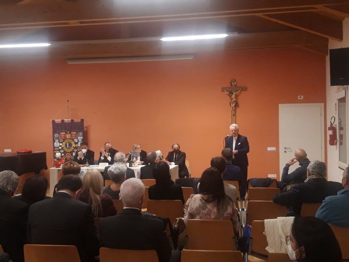 Visita del governatore Pier Franco Marrandino al Lions Club Ventimiglia che ha fatto una donazione alla Croce Verde Visita del governatore Pier Franco Marrandino al Lions Club Ventimiglia che ha fatto una donazione alla Croce Verde