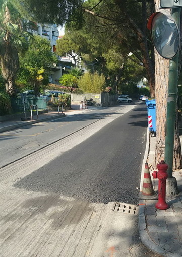Sanremo: sono iniziati questa mattina i lavori di asfaltatura in via Padre Semeria, finiranno il 22 luglio