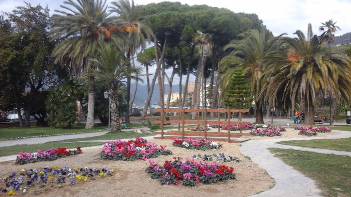 Ventimiglia: buone notizie per bimbi e genitori, nuovi fiori e giochi migliorati ai giardini pubblici ‘Tommaso Reggio’