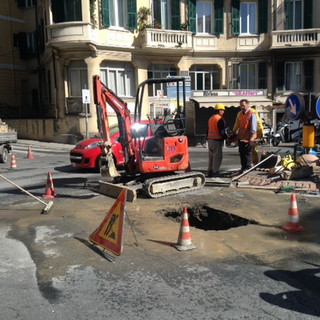 Sanremo: guasto ad una tubazione di rondò Francia, pronto intervento dell'Amaie e riparazione effettuata Sanremo: guasto ad una tubazione di rondò Francia, pronto intervento dell'Amaie e riparazione effettuata