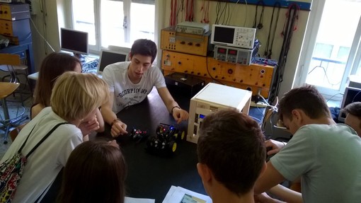 Imperia: giovani studenti delle medie di Sanremo alla scoperta dell’elettronica con gli studenti dell’ITIS (foto) Imperia: giovani studenti delle medie di Sanremo alla scoperta dell’elettronica con gli studenti dell’ITIS (foto)