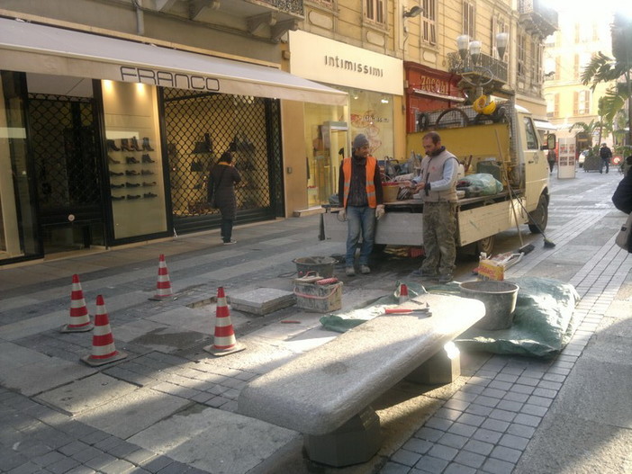 Sanremo: piastrelle 'sollevate' in via Matteotti (secondo tratto), oggi lavori di ripristino Sanremo: piastrelle 'sollevate' in via Matteotti (secondo tratto), oggi lavori di ripristino