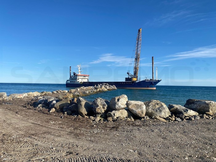 Sanremo: oggi anche una nave dalla Sardegna per le scogliere della zona di Pian di Poma (Foto) Sanremo: oggi anche una nave dalla Sardegna per le scogliere della zona di Pian di Poma (Foto)