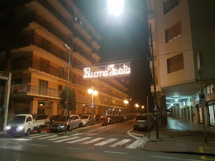 Verso il Natale, Vallecrosia metterà le luminarie. Biancheri: "Saranno abbellite le vie e la rotonda nei pressi del Conad"