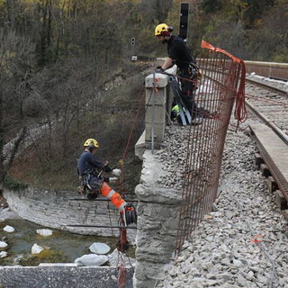 Si allungano i tempi di riapertura della ferrovia della Val Roya: a Fontàn si lavora ma scivola la montagna