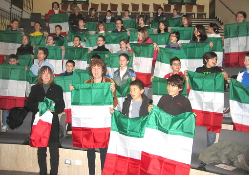 Consegnate dal Lions Santo Stefano-Riva Ligure le bandiere agli alunni delle scuole locali Consegnate dal Lions Santo Stefano-Riva Ligure le bandiere agli alunni delle scuole locali