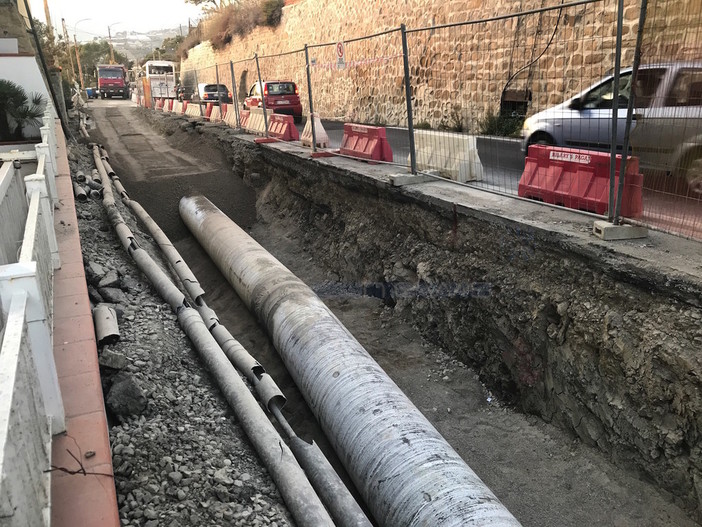 Sanremo: proseguono i lavori per la riparazione del tubo esploso a “La Vesca”, il nuovo condotto è stato posato e ricoperto (Foto)