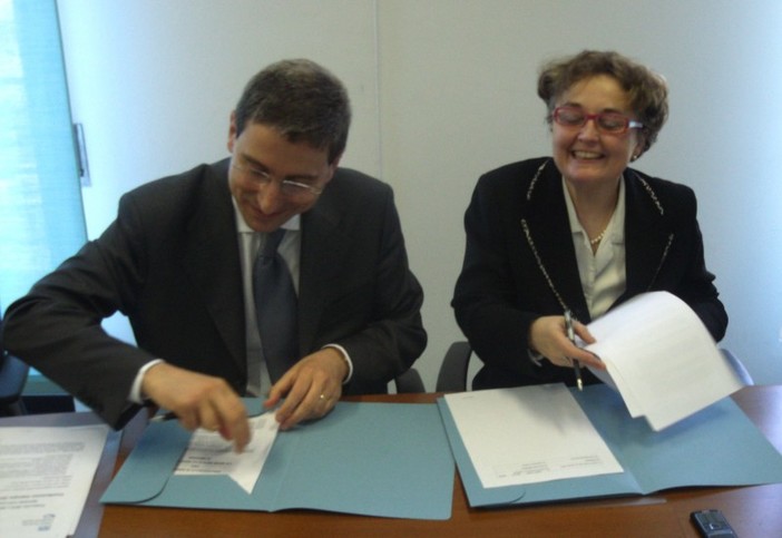 I direttori dell'Inpdap, Marcello Lupoli e dell'Inps, Stefania Scola al momento della firma della convenzione per l'apertura dello sportello unico I direttori dell'Inpdap, Marcello Lupoli e dell'Inps, Stefania Scola al momento della firma della convenzione per l'apertura dello sportello unico