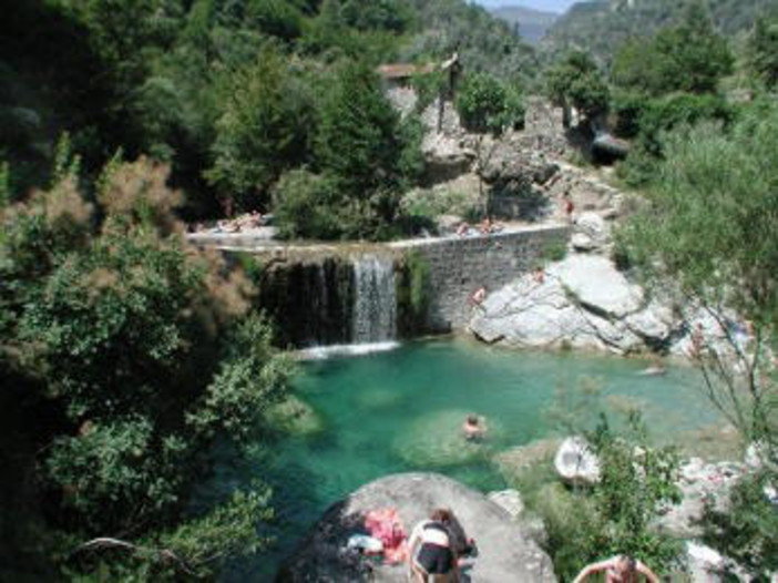 Rocchetta Nervina: cade nella zona dei 'Laghetti', 35enne soccorsa dal 118 e dall'elicottero