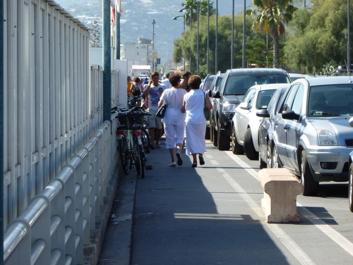 Bordighera: 8 euro al giorno per un parcheggio sul lungomare, ecco le tariffe nelle aree di sosta