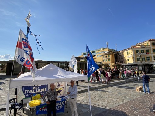 Il banchetto della Lega e la manifestazione di Fridays for Future insieme in piazza Colombo