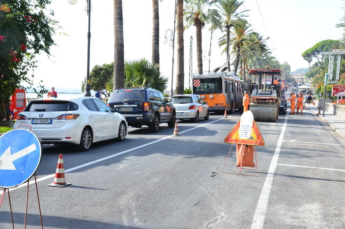 Sanremo: al via questa mattina i lavori di asfaltatura in corso Imperatrice, si va fino a venerdì Sanremo: al via questa mattina i lavori di asfaltatura in corso Imperatrice, si va fino a venerdì