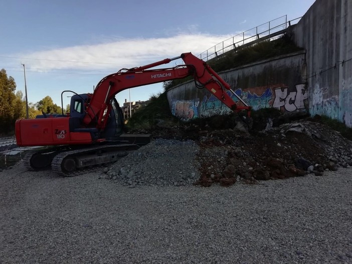 I lavori per riparare il tubo