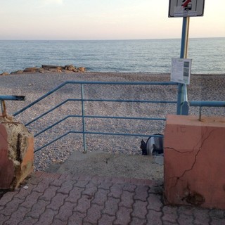 Ventimiglia: danni sul lungomare segnalati da un lettore, la risposta dell'Assessore Gabriele Campagna Ventimiglia: danni sul lungomare segnalati da un lettore, la risposta dell'Assessore Gabriele Campagna