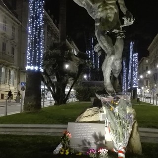 Sanremo: per la Giornata della Memoria 2016, mazzo di fiori alla lapide degli IMI sanremaschi